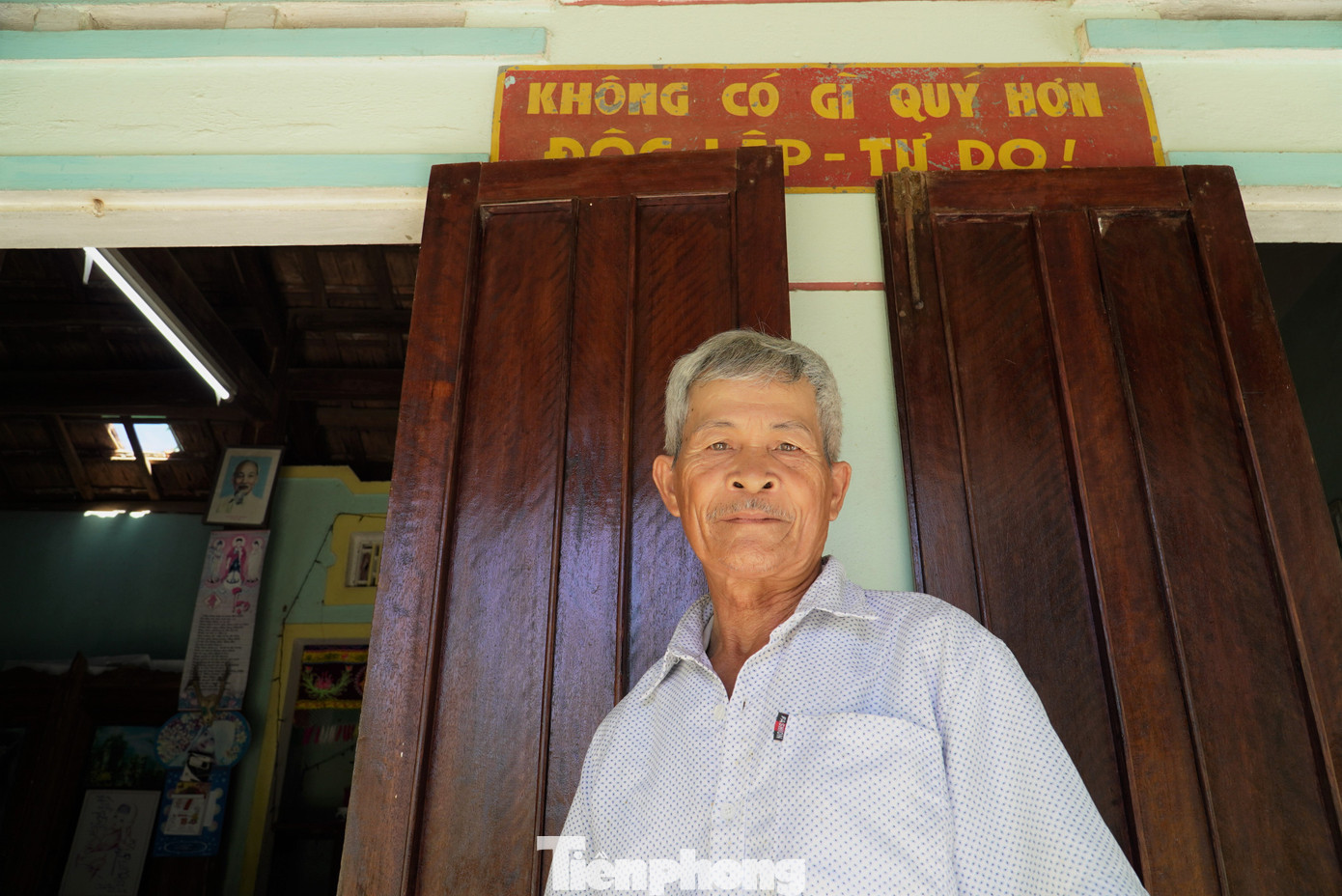 Nhà ông Triệu Tấn Dung, 68 tuổi (Đức An, xã Bình Phú) có tấm bảng ghi câu khẩu hiệu “cổ” nhất xã. Hồi trước, nhà ông treo ở ngoài cổng nhưng xe chở rơm vào không lọt nên phải tháo cổng, dời câu khẩu hiệu treo lên tường. "Tui không đổi tấm mới, để sau này con cháu nhìn tấm bảng sẽ biết từ thuở cha ông đã trân quý độc lập, tự do đến nhường nào", ông tâm sự. Ảnh: Thanh Hiền.