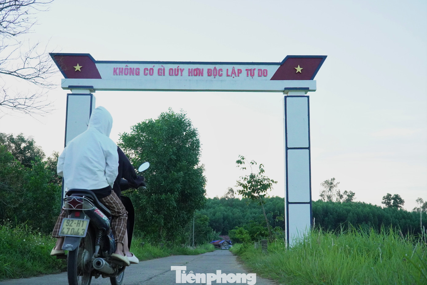 Về xã Bình Phú, mọi thôn xóm, nhà nhà đều treo khẩu hiệu “Không có gì quý hơn độc lập, tự do”. Ông Trần Thanh Hải - Chủ tịch UBND xã Bình Phú - cho hay người dân trong xã treo khẩu hiệu “Không có gì quý hơn độc lập - tự do” từ rất lâu, như một cái nếp. Năm 1995, khi Ủy ban Trung ương MTTQVN khởi xướng và phát động cuộc vận động Toàn dân đoàn kết xây dựng đời sống văn hóa ở khu dân cư, xã vận động nhân dân thực hiện các thiết chế văn hóa tại hộ gia đình, trong đó có việc treo các câu khẩu hiệu. Có nhiều câu do bà con chọn song đại đa số chọn “Không có gì quý hơn độc lập - tự do”. “Bây giờ chẳng cần vận động, mọi nhà đều đồng lòng treo. Ai cũng thấy tự hào khi được sống trong đất nước độc lập, tự do”, ông Hải chia sẻ. Ảnh: Thanh Hiền.