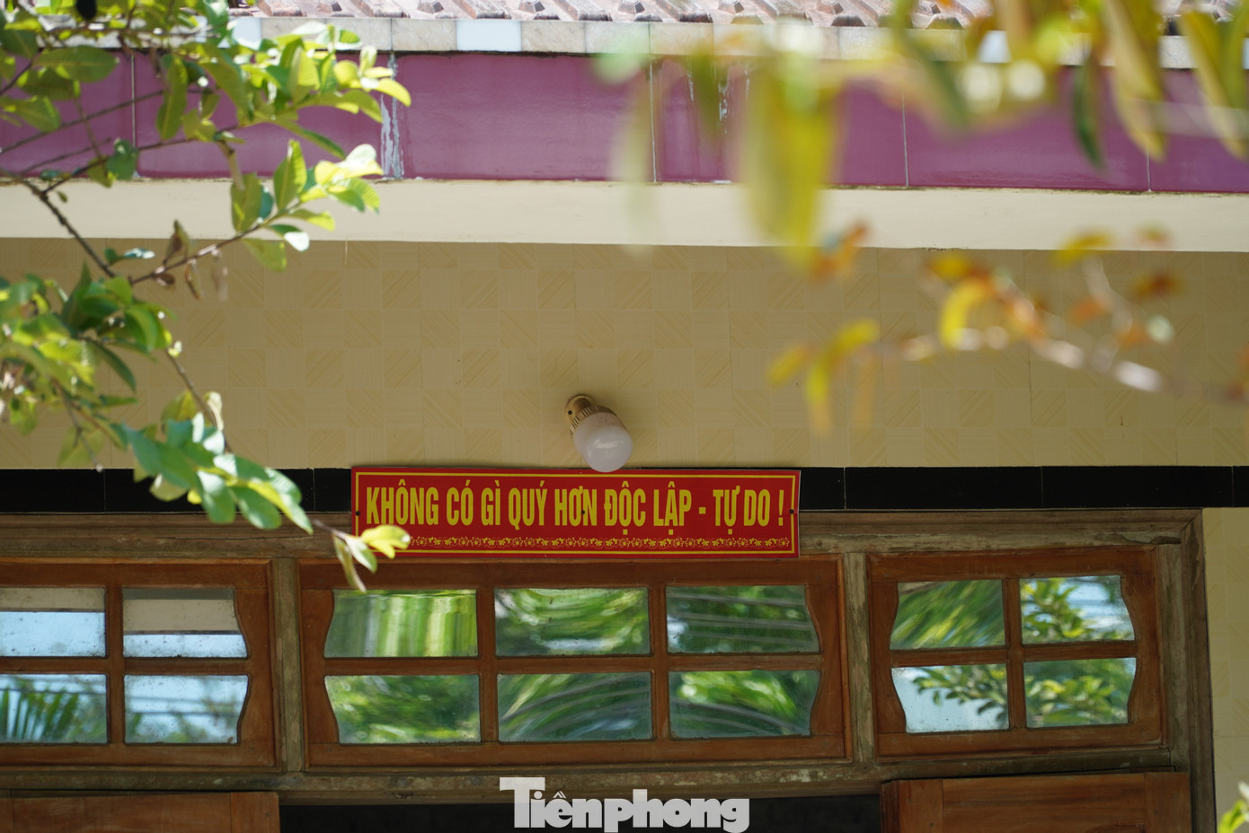 Câu khẩu hiệu “Không có gì quý hơn độc lập, tự do” trên khắp mọi nhà. Với bà con, đó còn là niềm tự hào khi được sống trong một đất nước hoàn toàn độc lập, tự do. Ảnh: Thanh Hiền.