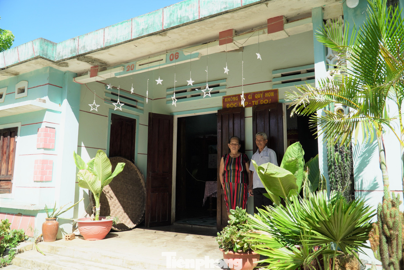 Câu khẩu hiệu “Không có gì quý hơn độc lập, tự do” trên khắp mọi nhà. Với bà con, đó còn là niềm tự hào khi được sống trong một đất nước hoàn toàn độc lập, tự do. Ảnh: Thanh Hiền.