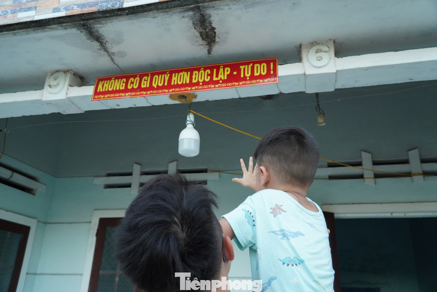 Bà con chia sẻ rằng treo câu khẩu hiệu này cũng là cách giáo dục lịch sử, tình yêu quê hương cho các cháu. “Trẻ nhỏ hay chỉ lên mái nhà hỏi Không có gì quý hơn độc lập - tự do nghĩa là gì, do ai nói, nói khi nào, tại sao phải treo trong nhà. Chúng tôi kể cho các cháu nghe về kháng chiến chống giặc xâm lăng của dân tộc, về Bác Hồ, về Tuyên ngôn độc lập, lời Bác kêu gọi toàn quốc kháng chiến… Còn treo khẩu hiệu, thì chắc chắn lịch sử không thể lãng quên”, ông Nguyễn Hóa (thôn Lý Trường, xã Bình Phú) nói. Ảnh: Thanh Hiền.