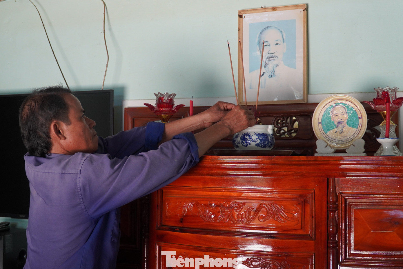 Nhà ông Nguyễn Văn Ba (thôn Bình Xá, xã Bình Quế) thờ ảnh Bác gần 20 năm nay. “Năm 2005 làm nhà xong là tôi đặt ảnh thờ Bác Hồ. Năm 2012, ra làng đá Non Nước ở ngoài Đà Nẵng chơi, thấy ảnh Bác Hồ in trong trên đá đẹp quá, tôi mua về đặt thêm trên bàn thờ nữa. Bác như cha, có Bác mới có hôm nay”, ông Ba nói. Ảnh: Thanh Hiền.