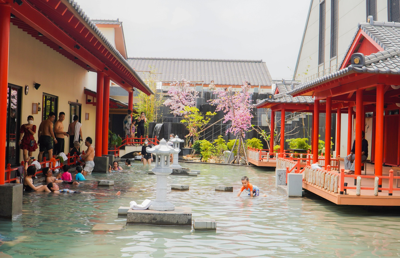 Tại công viên nước Mikazuki, từ sáng sớm đã có rất đông du khách tới. Do thời tiết se lạnh nên phần lớn chọn khu vực tắm nước ấm, tắm onsen… Tại công viên nước Mikazuki, từ sáng sớm đã có rất đông du khách tới. Do thời tiết se lạnh nên phần lớn chọn khu vực tắm nước ấm, tắm onsen…