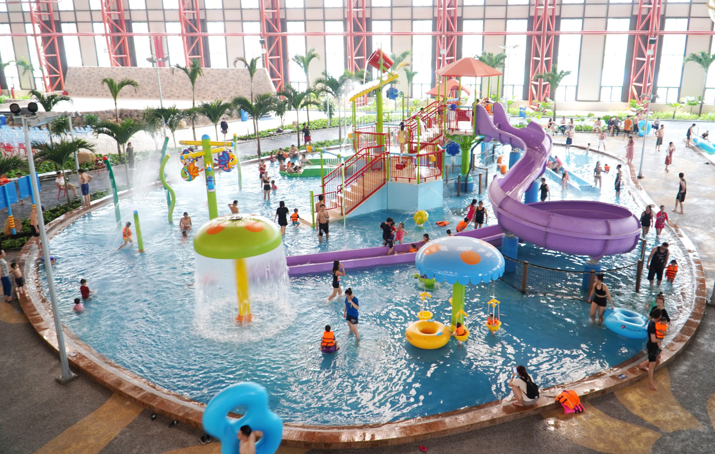 Đại diện công viên nước cho hay, trong ngày cuối cùng của kỳ nghỉ lễ, những đoàn khách ở xa như Hà Nội, TP.HCM đã vơi bớt vì họ trở về nhà. Trong khi đó, các đoàn khách ở các tỉnh lân cận như Thừa Thiên Huế, Quảng Trị, Quảng Nam, Quảng Ngãi... vẫn tiếp tục đổ về. Đại diện công viên nước cho hay, trong ngày cuối cùng của kỳ nghỉ lễ, những đoàn khách ở xa như Hà Nội, TP.HCM đã vơi bớt vì họ trở về nhà. Trong khi đó, các đoàn khách ở các tỉnh lân cận như Thừa Thiên Huế, Quảng Trị, Quảng Nam, Quảng Ngãi... vẫn tiếp tục đổ về.