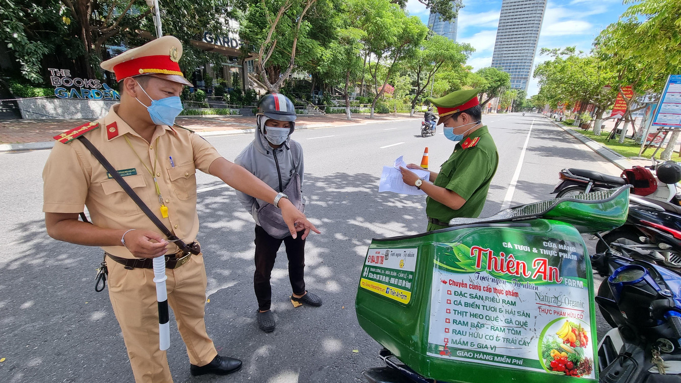Một số trường hợp vận chuyển hàng hóa thiết yếu cũng được yêu cầu dừng lại kiểm tra, nhắc nhở thực hiện các biện pháp phòng chống dịch.