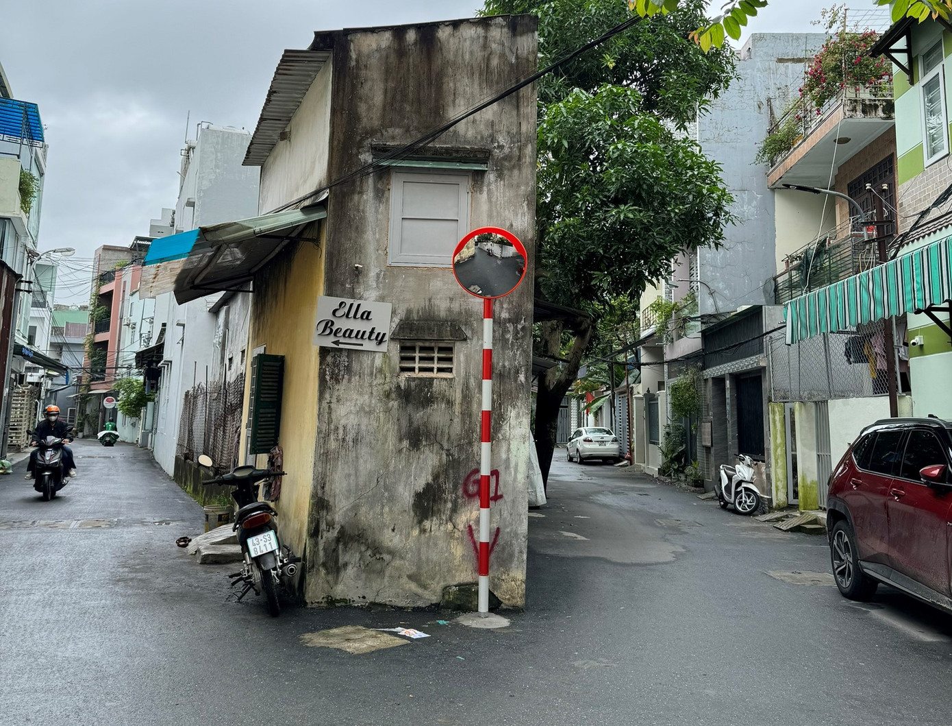 Gương cầu lồi lắp ở những khúc cua giúp người dân dễ quan sát hơn.