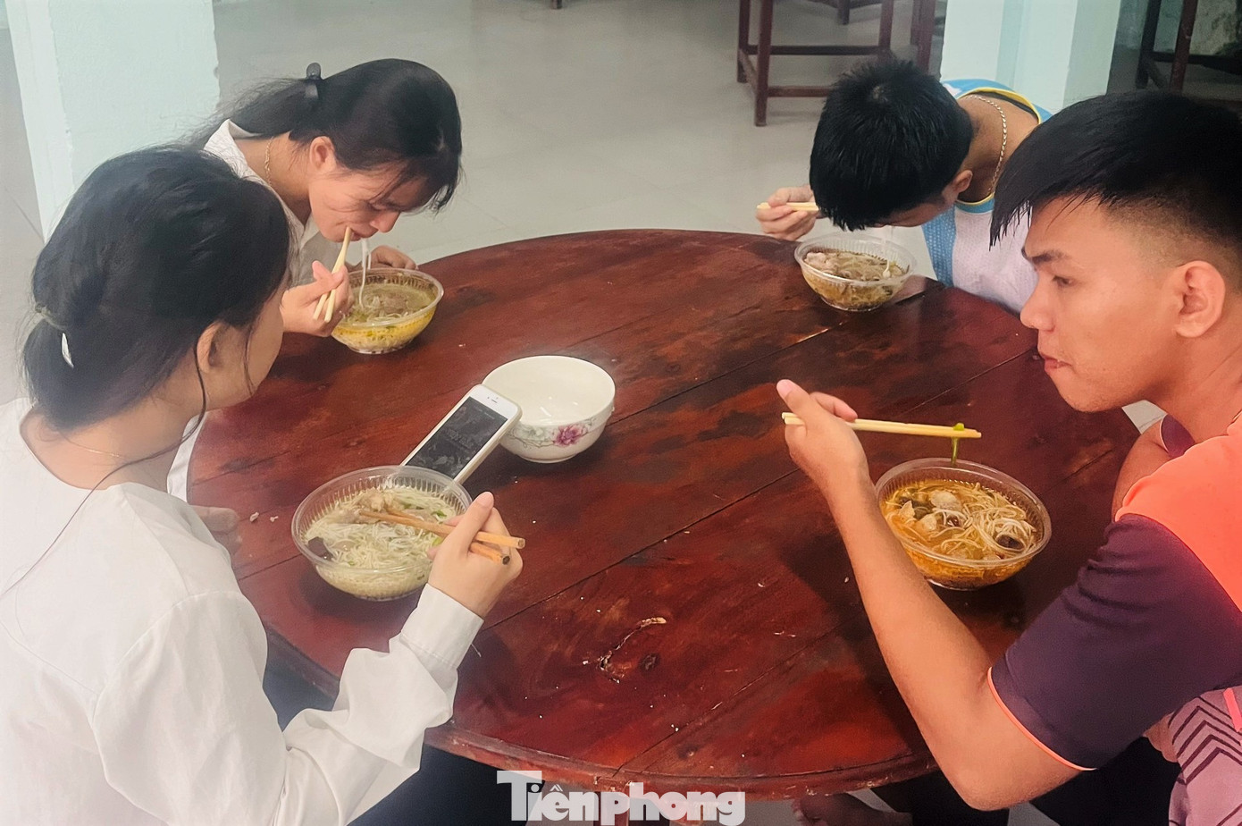 Sáng nay, các em học sinh dân tộc thiểu số tại trường THPT Phạm Phú Thứ cũng được nhà trường chăm lo bữa ăn, kiểm tra giấy tờ, động viên các em bước vào mùa thi. Thầy Võ Trinh (Hiệu trưởng nhà trường) cho hay sau khi kết thúc năm học, các em ở lại trường ôn luyện. Gần sát ngày thi các em về nhà nghỉ ngơi thư giãn sau đó quay lại trường ở nội trú. Những ngày thi này, nhà trường dành chế độ quan tâm, chăm sóc đặc biệt cho các em.