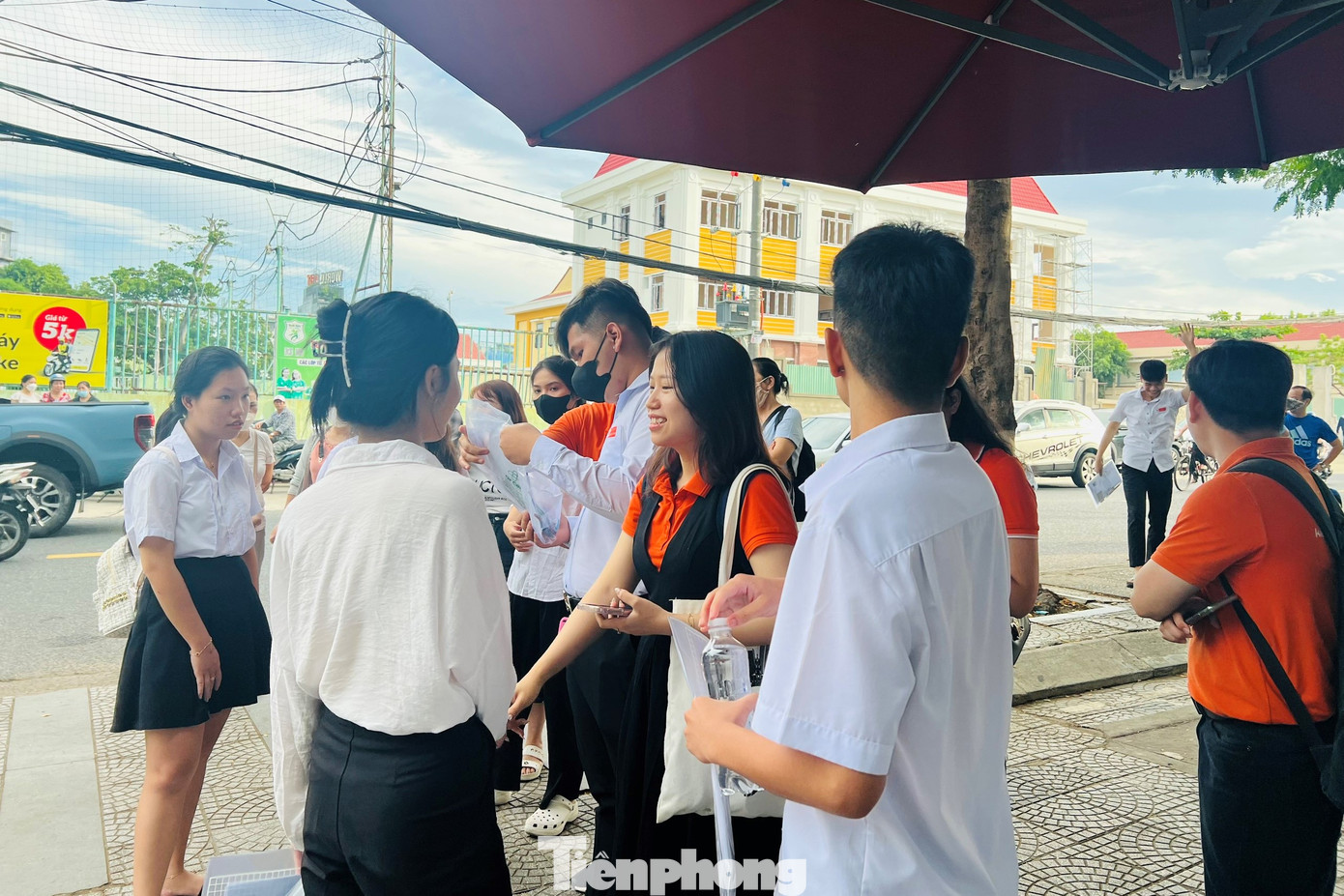 Không có cha mẹ, người thân ở bên trong sự kiện “trọng đại” sau 12 năm đi học, nhưng các em có những người anh chị, thầy cô, đàn em nhỏ trong mái nhà chung luôn động viên, hỗ trợ hết sức. Em Nhã Trân cho hay, sau khi mẹ mất, cả thế giới của em như sụp đổ. Nhưng cánh cửa trường Hy Vọng mở ra như đôi tay dìu Trân đứng dậy, làm nguôi ngoai nỗi mất mát quá lớn. Ở đây, Trân được chăm sóc, yêu thương, có cảm giác như một gia đình. Mùa thi năm nay, Trân cũng như các bạn không có phụ huynh bên cạnh nhưng có cả "đại gia đình' sát cánh với Trân nên không thấy tủi thân mà đầy hạnh phúc.