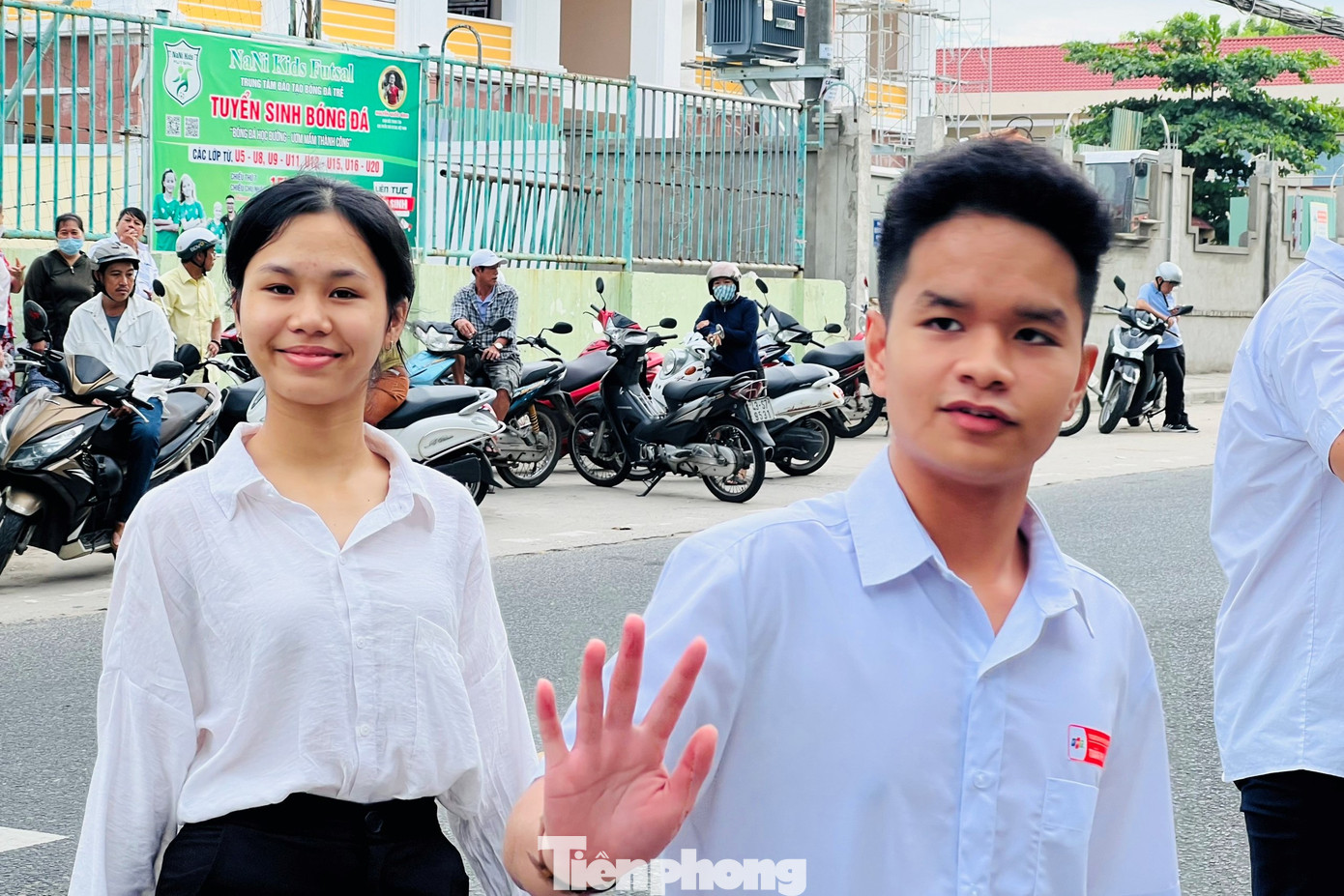 Các sĩ tử được đưa đến các điểm thi như THPT Lý Thường Kiệt, Phan Châu Trinh, chuyên Lê Quý Đôn. Thầy cô giáo đồng hành cùng các em trong suốt mùa thi.