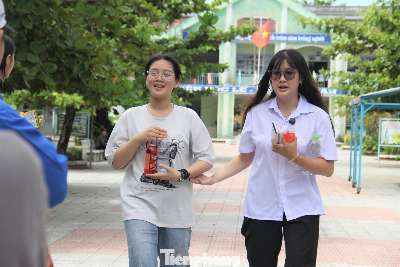 Trong khi đó, nhiều thí sinh không giấu được vui mừng khi “trúng tủ” bài Đất Nước. Dương Đạt (điểm thi THPT Nguyễn Hiền) không ngần ngại chia sẻ rằng Đạt đã “tủ” bài này, sáng nay khi thấy đề, Đạt đã vỡ òa vì “nắm điểm trong tay”.