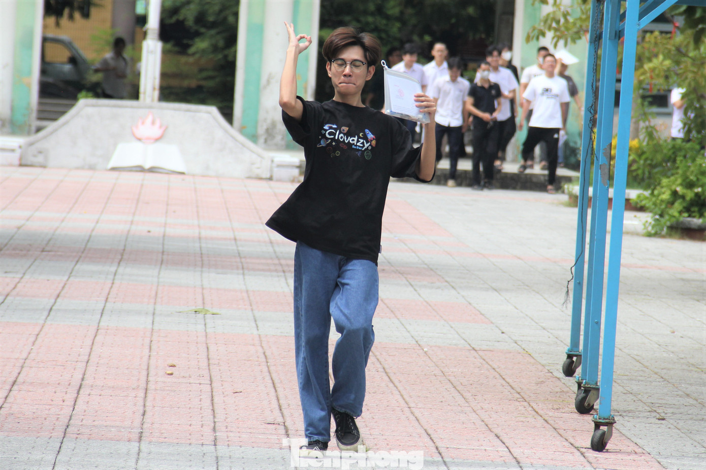 Nguyễn Ngọc Trung, thí sinh tự do tại điểm thi Trường THPT Nguyễn Hiền nhảy chân sáo từ phòng thi ra tận cổng vì quá vui. Trung đánh giá phần Đọc hiểu khá dễ. Còn đoạn trích Đất Nước ra tuy dài, nhưng yêu cầu phân tích, nhận xét về sự kết hợp giữa cảm xúc và suy tư của tác giả không khó. Trung tự tin có thể đạt được 8 điểm.