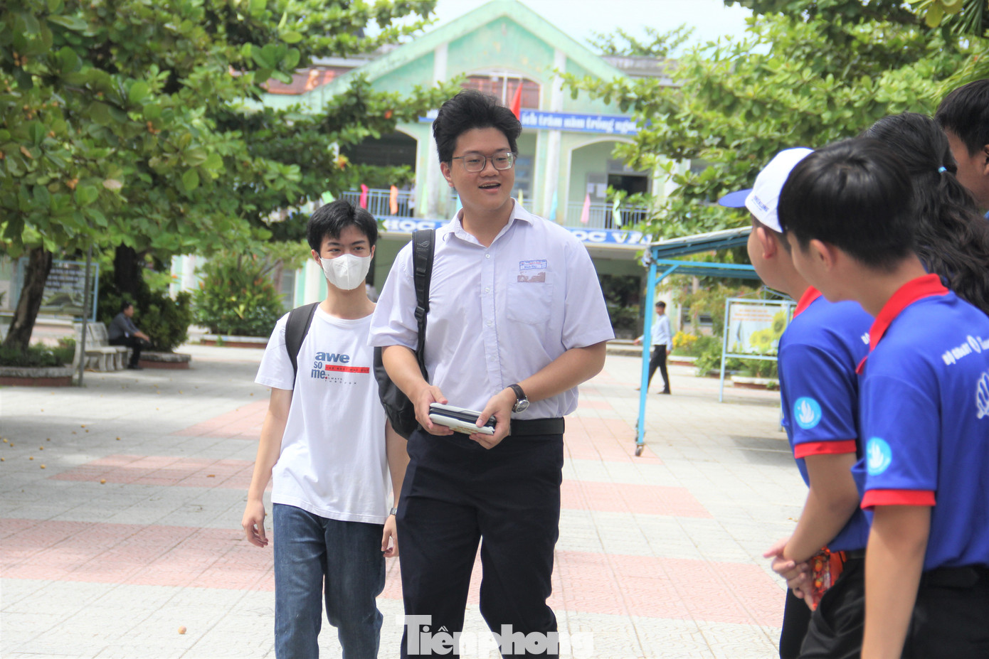 Trong khi đó, nhiều thí sinh không giấu được vui mừng khi “trúng tủ” bài Đất Nước. Dương Đạt (điểm thi THPT Nguyễn Hiền) không ngần ngại chia sẻ rằng Đạt đã “tủ” bài này, sáng nay khi thấy đề, Đạt đã vỡ òa vì “nắm điểm trong tay”.