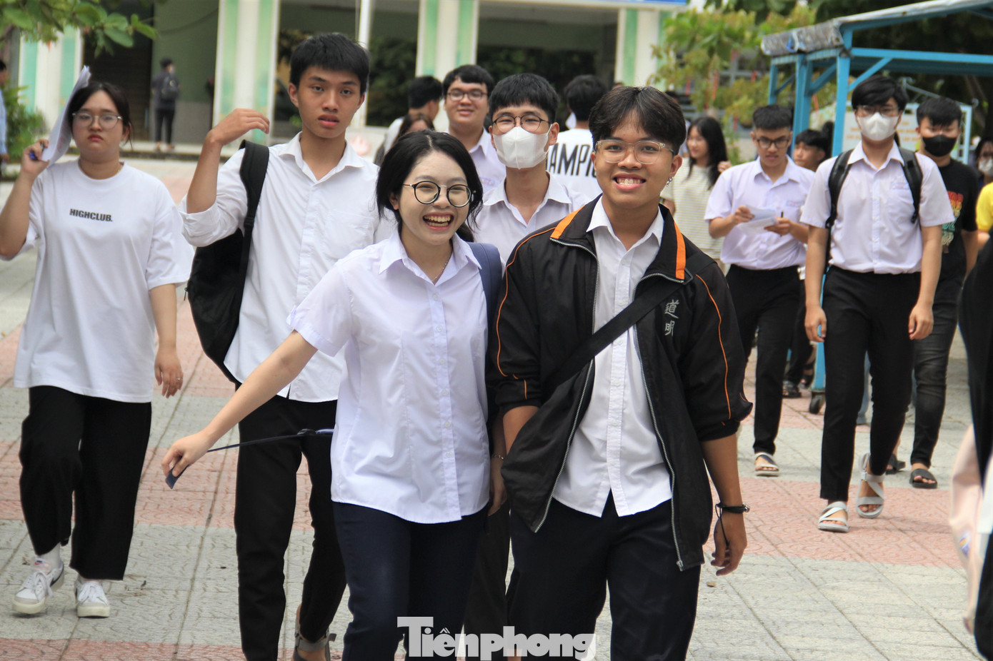 Thí sinh cười tươi rời điểm thi. Theo các em, đề Văn năm nay "dễ nuốt", riêng phần Đọc hiểu dễ kiếm điểm tuyệt đối. Ảnh: Thanh Hiền.