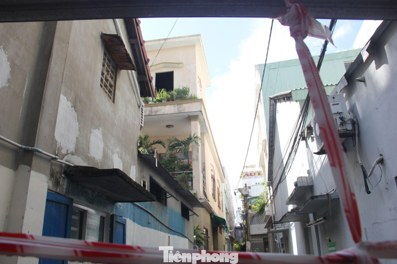 Bí thư Thành ủy Đà Nẵng Nguyễn Văn Quảng đề nghị địa phương tổ chức lập các chốt nhỏ trong các ngõ hẻm, bố trí lực lượng công an, quân đội đến kiểm soát, tuần tra, xử lý nghiêm những trường hợp vi phạm.