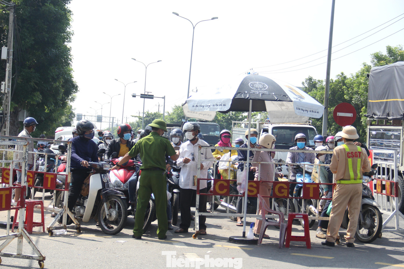 Ở chiều ngược lại, Đà Nẵng cũng quy định người dân vào thành phố phải có kết quả xét nghiệm âm tính với SARS-CoV-2 trong vòng 72 giờ kể từ khi lấy mẫu đến khi vào thành phố (kết quả xét nghiệm bằng phương pháp RT-PCR hoặc test nhanh).