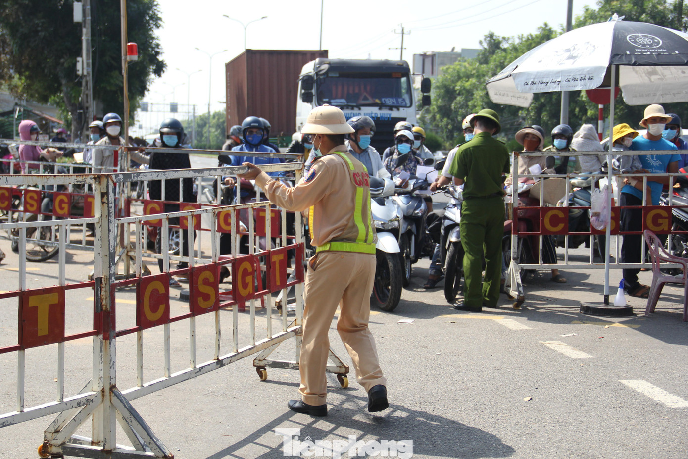 Hiện Đà Nẵng có 50/56 xã phường là vùng xanh, hơn 80% người dân trong độ tuổi đã được tiêm mũi 1 vắc-xin phòng COVID-19 .