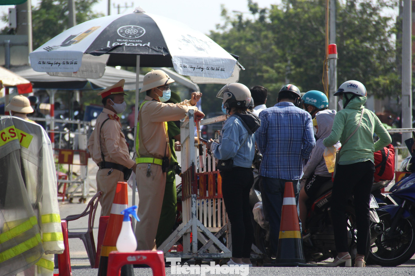 Ngoài ra, trước khi vào thành phố, phải đăng ký trực tuyến để được cấp mã QR. Mã QR này thay thế cho khai báo y tế.