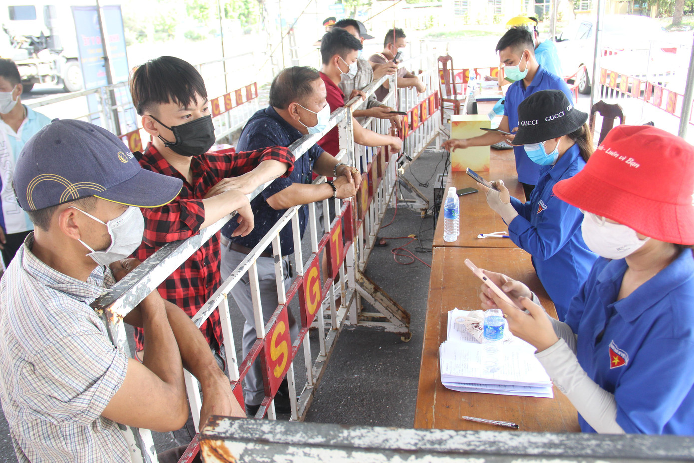 Tài xế và hành khách khai báo y tế tại chốt kiểm soát dịch trạm CSGT Hòa Phước. Ảnh: Thanh Trần. Tài xế và hành khách khai báo y tế tại chốt kiểm soát dịch trạm CSGT Hòa Phước. Ảnh: Thanh Trần.