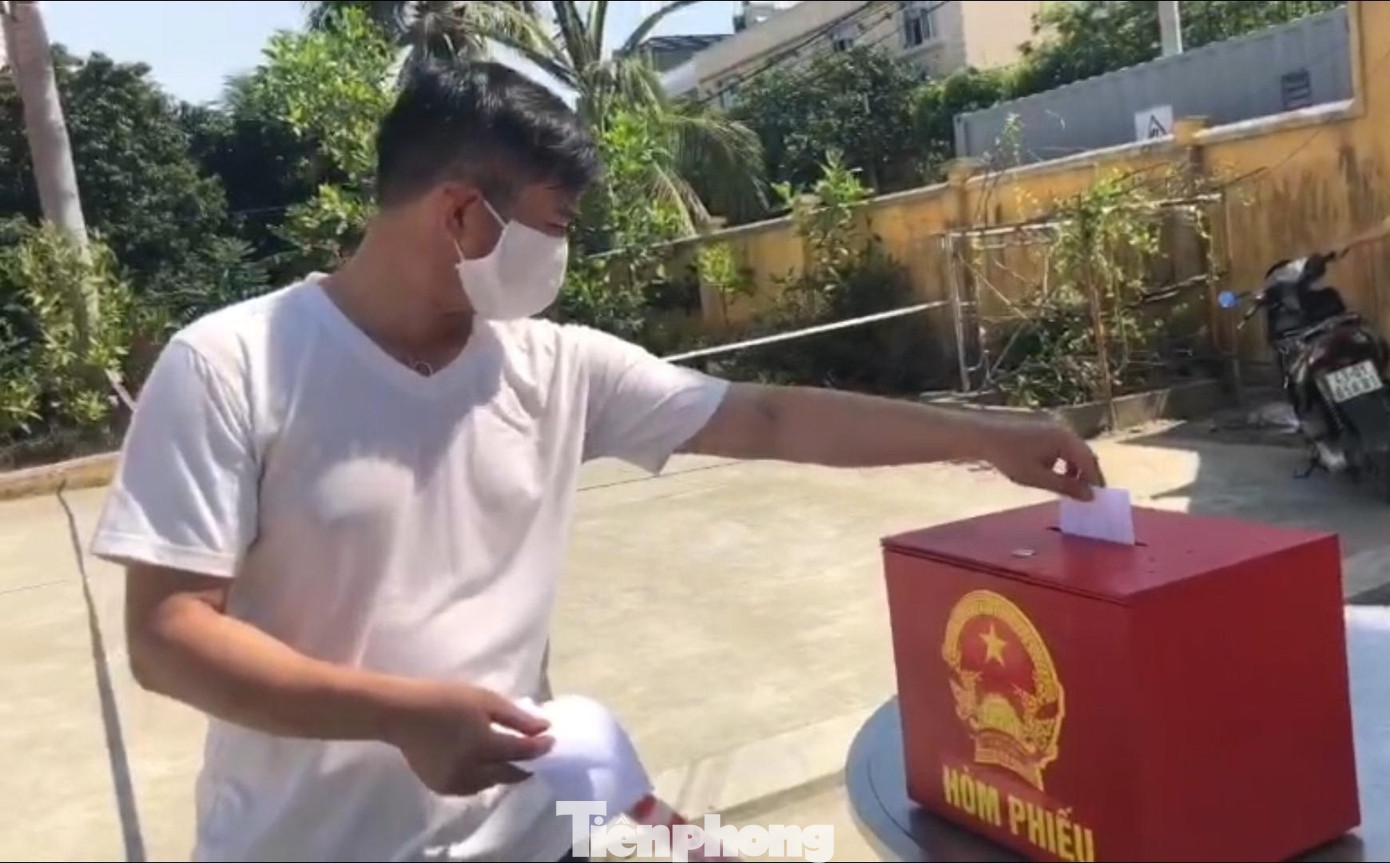 Sau khi bỏ phiếu xong sẽ theo phân luồng đi về phòng.