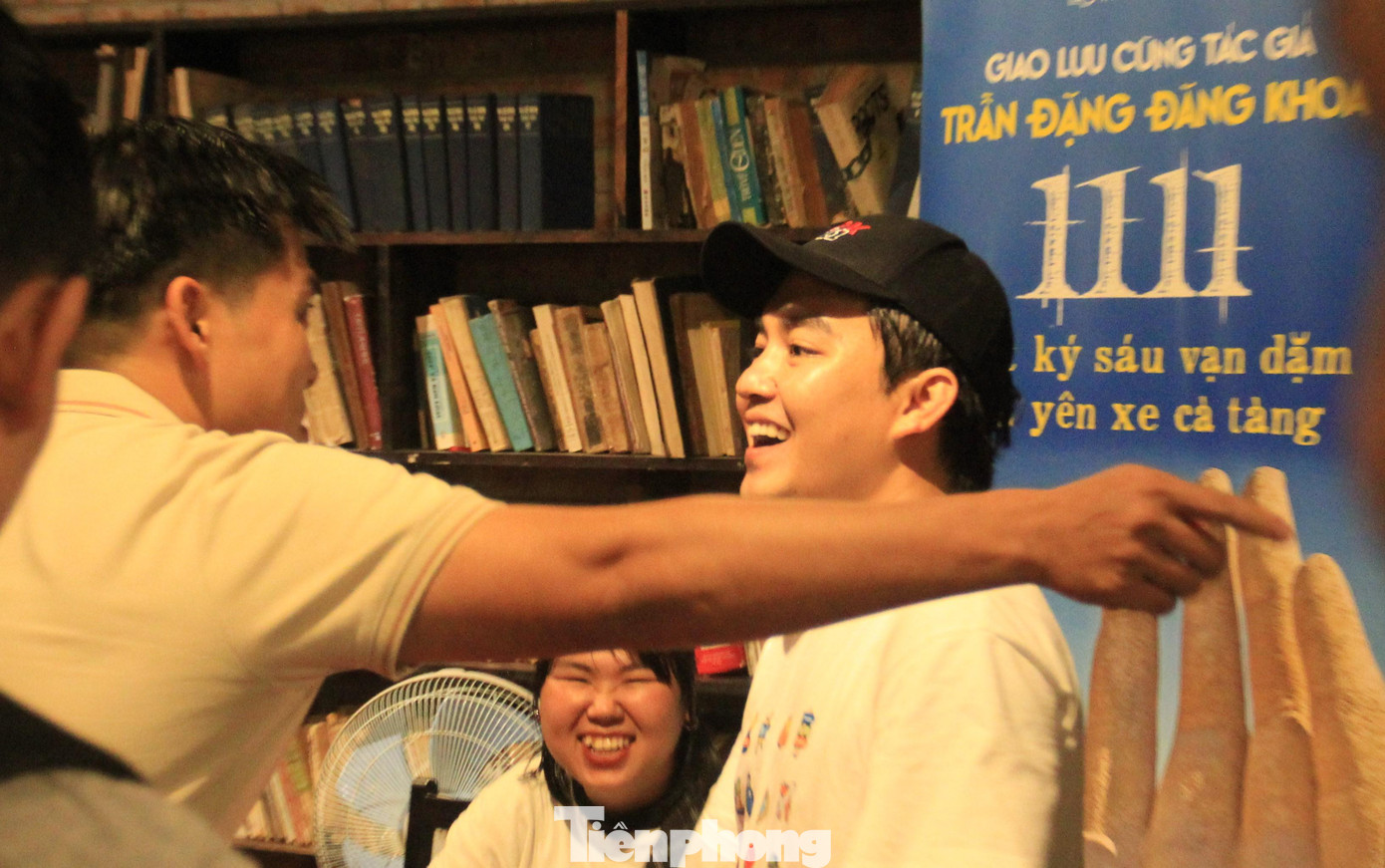 Đăng Khoa thân thiện, cởi mở, hài hước, đem nhiều năng lượng tích cực cho các bạn trẻ.