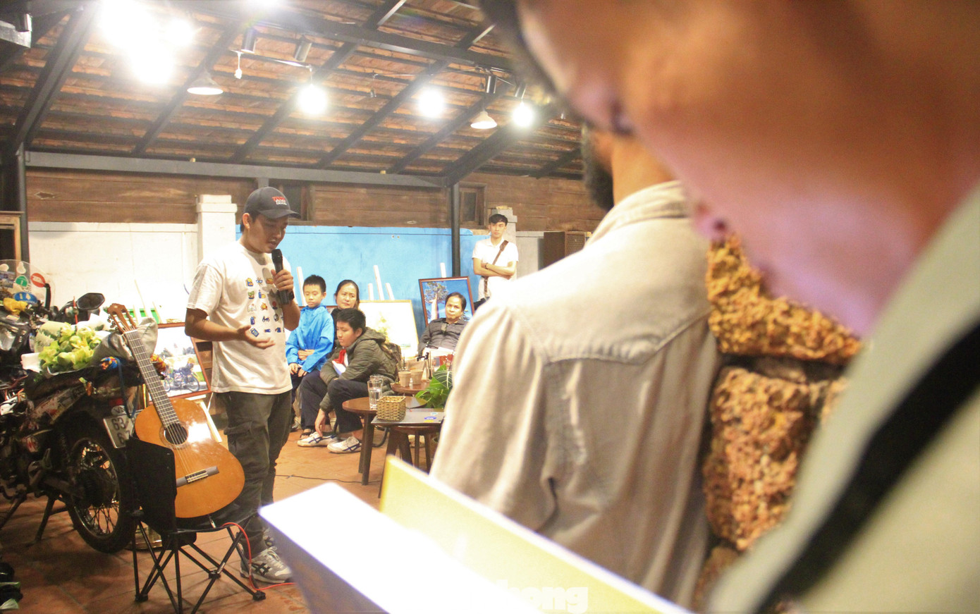 Khoa chia sẻ hạnh phúc khi tuổi trẻ của mình mỗi ngày được ăn một món ăn mới, gặp một người bạn mới, thức dậy ở một nơi mới…