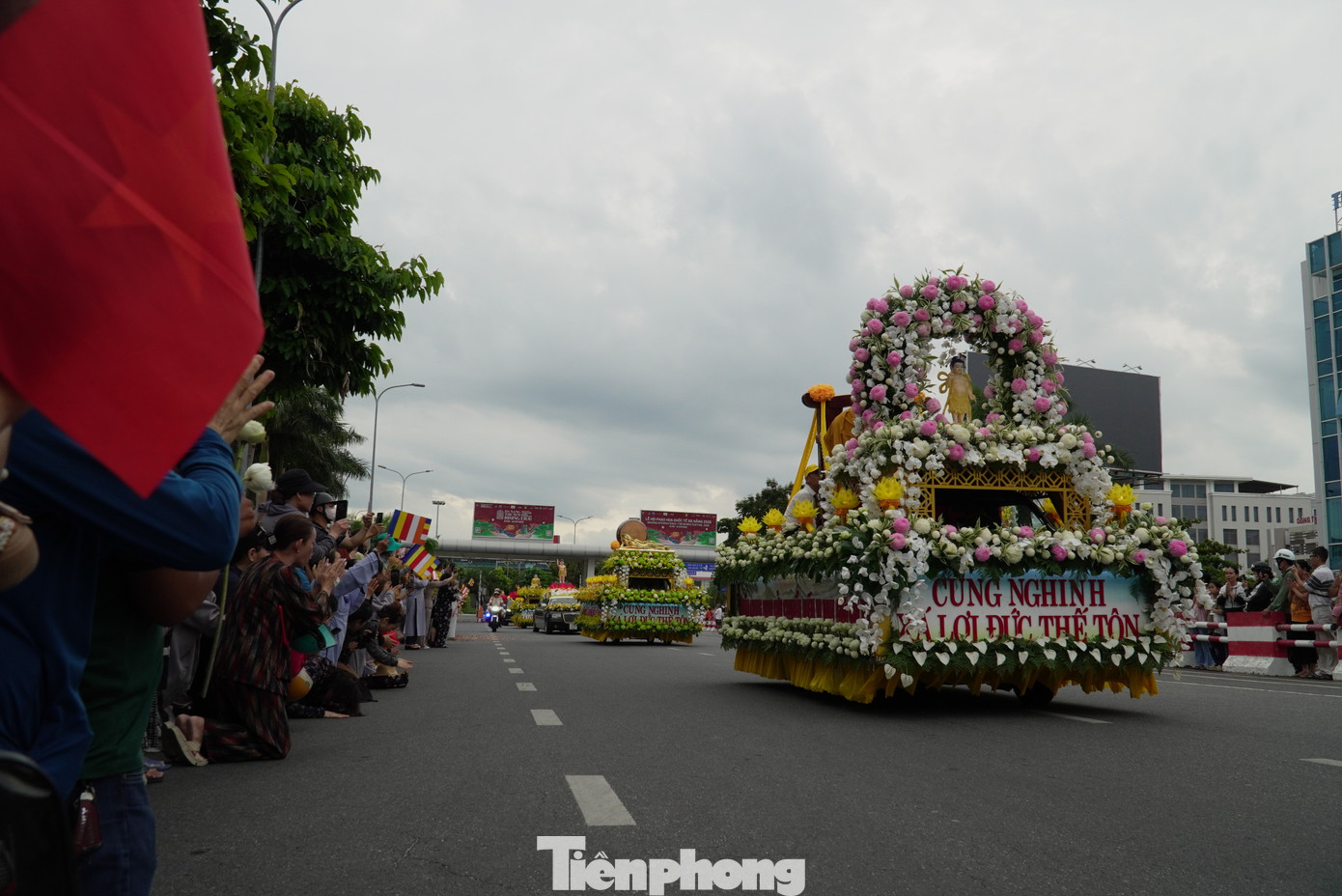 Không khí trang nghiêm, thành kính khi đoàn cung rước xá lợi đi qua.