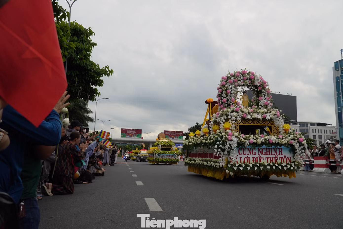 Không khí trang nghiêm, thành kính khi đoàn cung rước xá lợi đi qua.