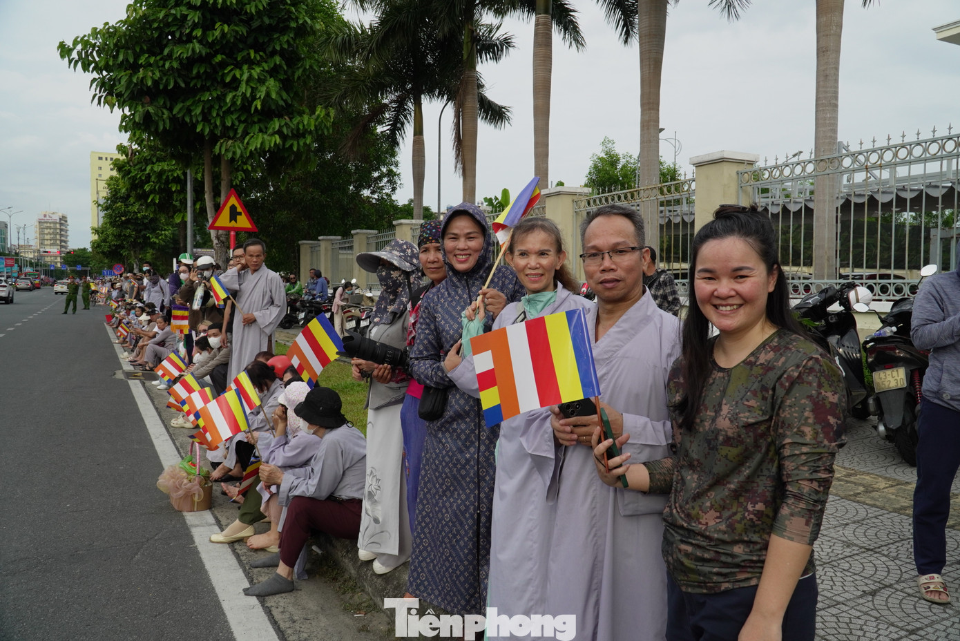 Dù hơn 16h, chuyến bay chở xá lợi Phật mới hạ cánh xuống sân bay Đà Nẵng, nhưng hàng ngàn người dân đã có mặt trên các tuyến đường từ sớm. Chị Nguyễn Thị Bình (46 tuổi, huyện Hiệp Đức, tỉnh Quảng Nam) cho hay khi nghe tin xá lợi Phật về Đà Nẵng, chị đã chạy xe máy ra đây từ sớm, đứng trên đường Nguyễn Văn Linh chờ đoàn xe cung rước xá lợi đi qua.Ảnh: Thanh Hiền.