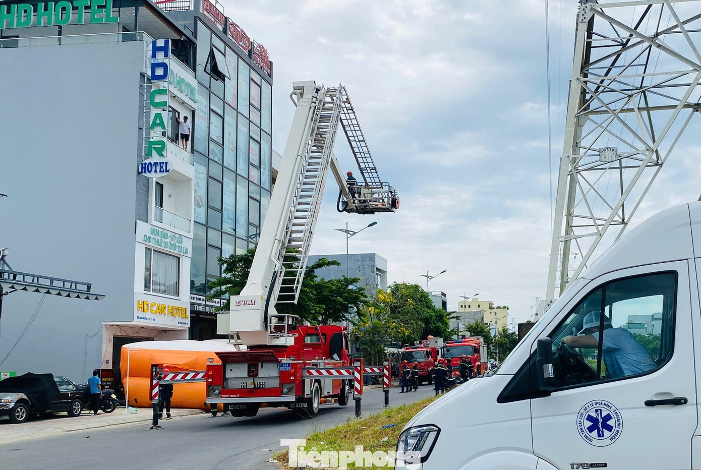 Lực lượng chức năng tiếp cận, bơm phao hơi đề phòng thanh niên này nhảy lầu.