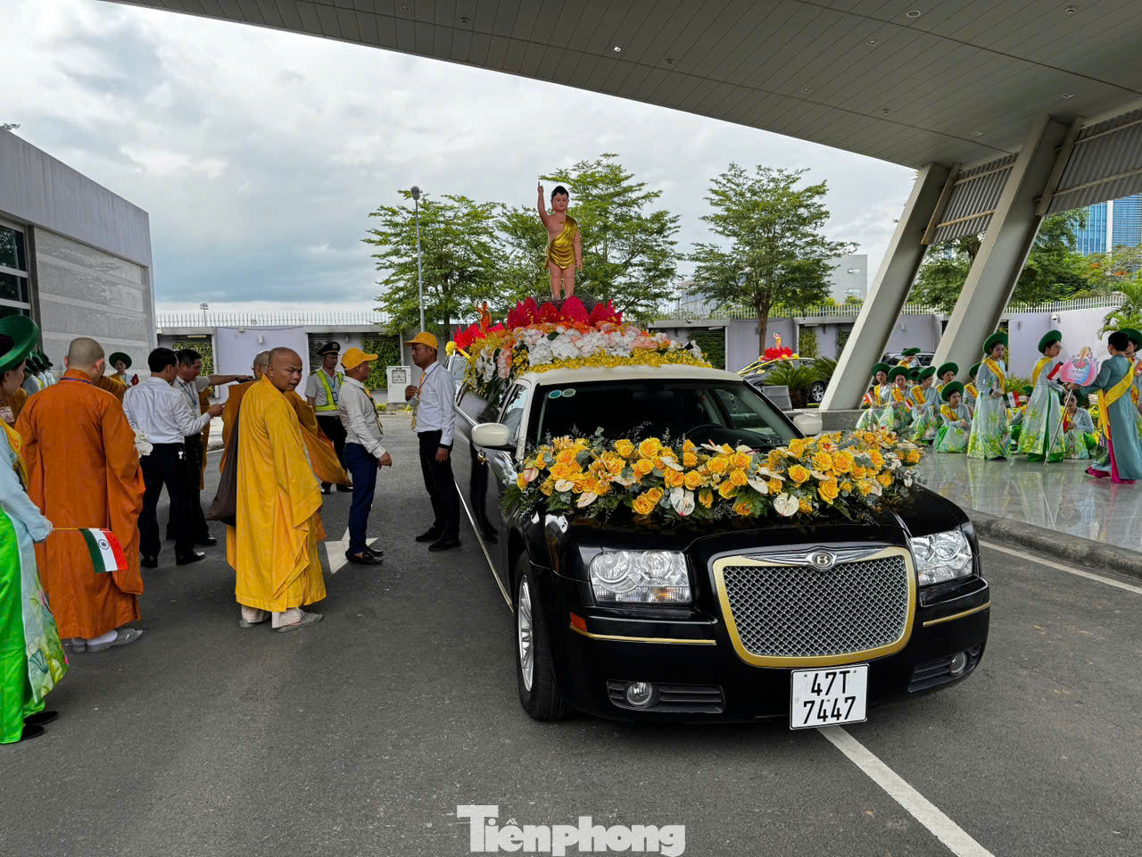 Xá lợi Phật được cung rước bằng ô tô về chùa Quán Thế Âm.