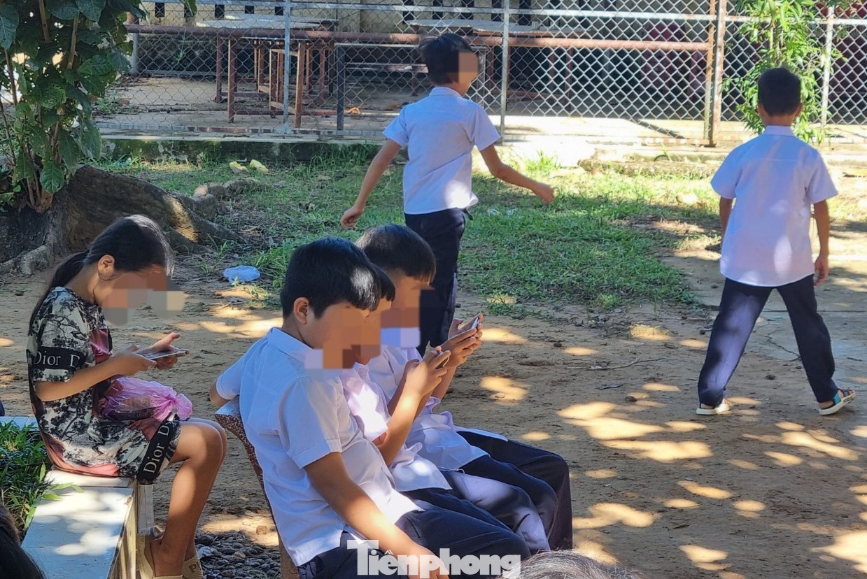 Trong khi bạn bè cùng trang lứa đã bắt đầu năm học mới, hàng chục em nhỏ vẫn phải ngồi chơi ở sân trường cũ vì phụ huynh không đồng tình cho sang trường mới học. Một số em không giấu được sự buồn bã, chán nản trên khuôn mặt khi không được tới lớp.