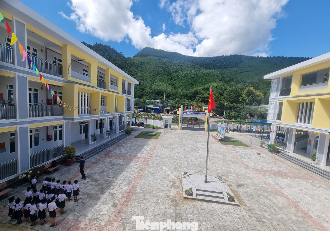 Bạn bè đã bắt đầu một năm học mới tại ngôi trường khang trang nhưng hàng chục học sinh tại thôn Nam Yên vẫn chưa được đến trường. (Ảnh: Thanh Trần).