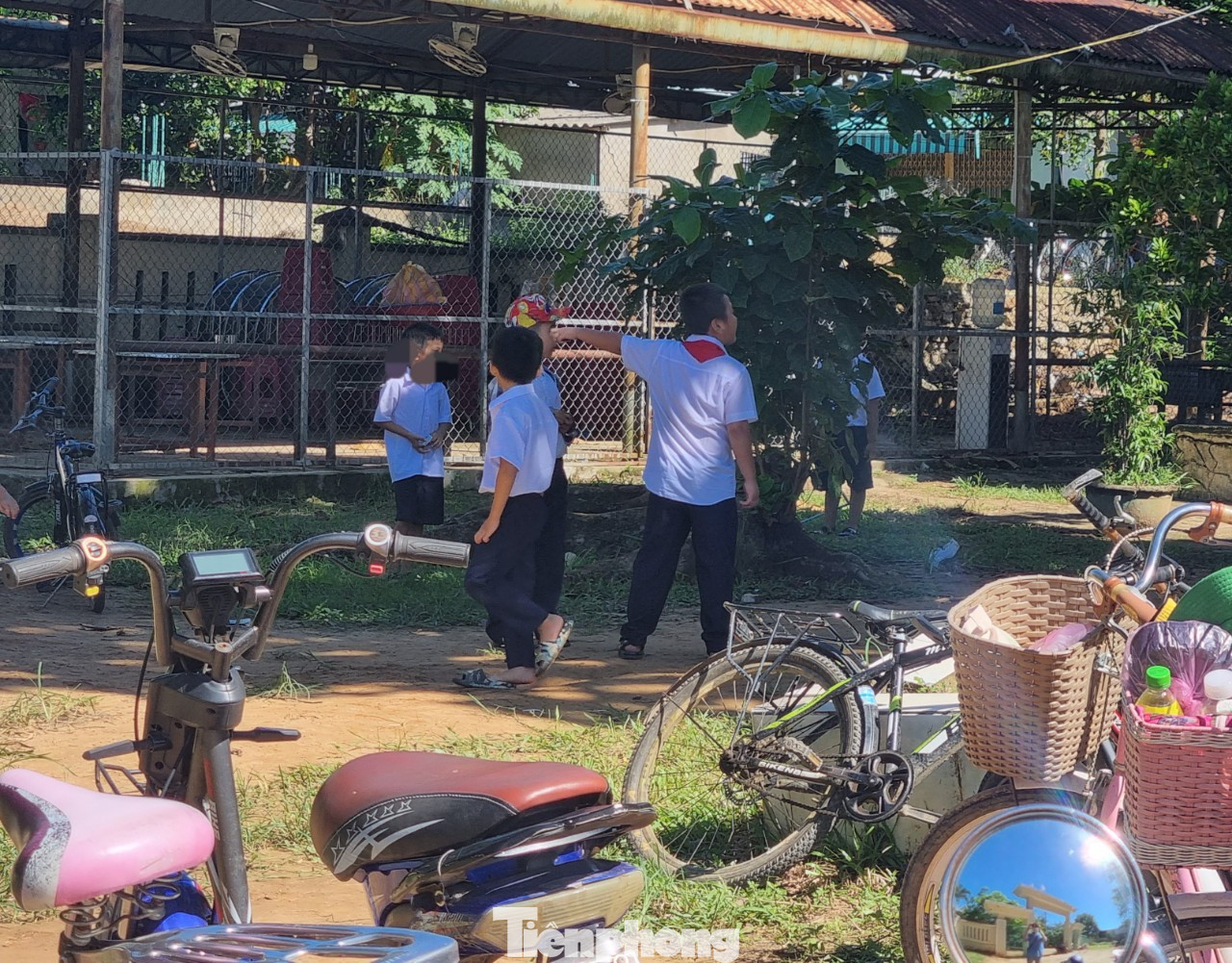 Các em mang đồng phục chỉnh tề nhưng tới điểm trường cũ chỉ để “ngồi không”. Quá chán nản, nhiều em chạy ra sân, hành lang chơi đùa.