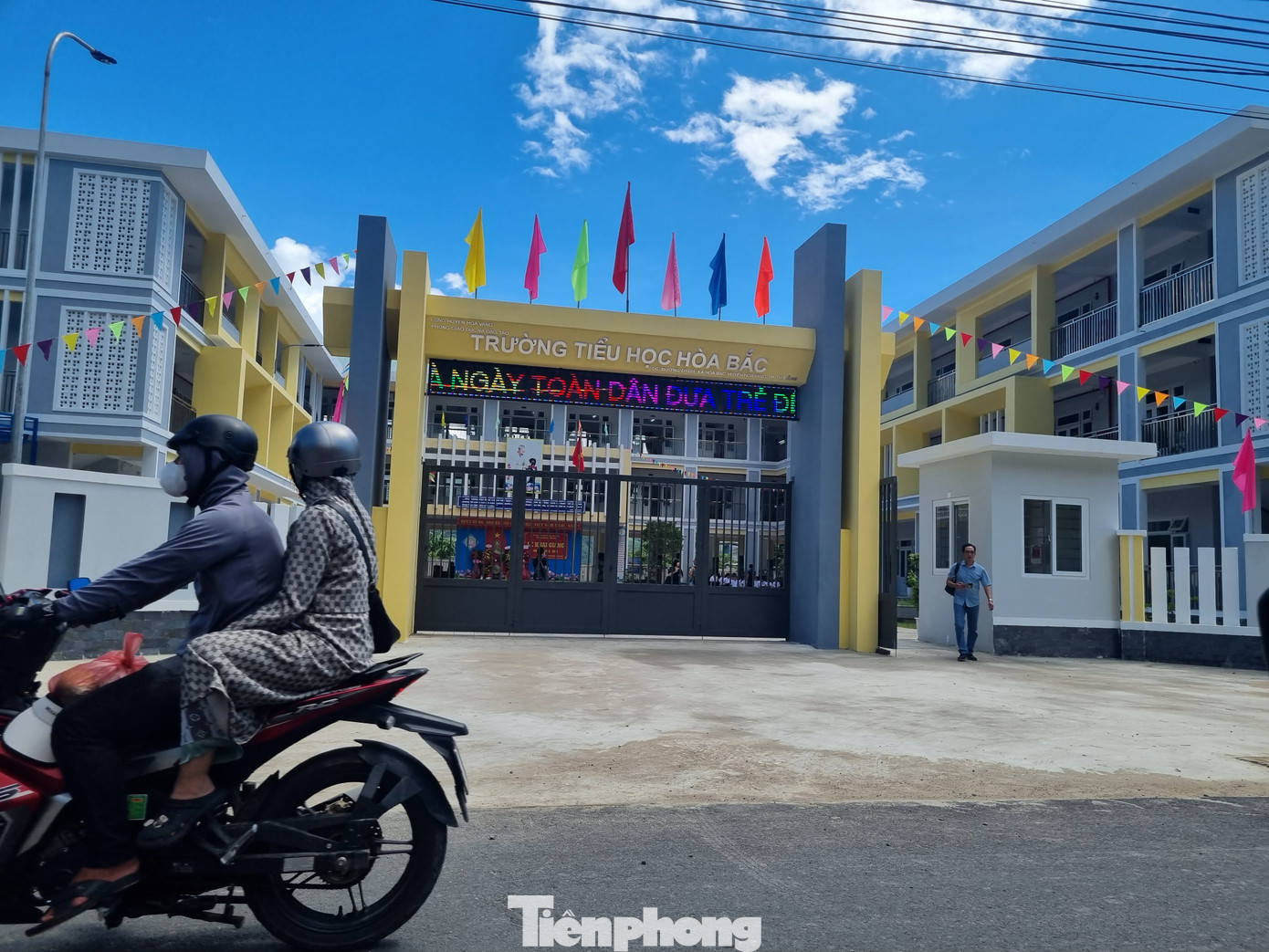 Trong khi đó, trường mới tại thôn Phò Nam khang trang, rộng rãi với 14 phòng học, kinh phí hơn 25 tỷ đồng. Trao đổi với Tiền Phong, ông Thái Văn Hoài Nam, Chủ tịch UBND xã Hòa Bắc cho hay: Theo kế hoạch năm học này sẽ dồn ghép các điểm trường lẻ gồm thôn Nam Yên, An Định, Lộc Mỹ và Nam Mỹ về học tại trường mới tại thôn Phò Nam.