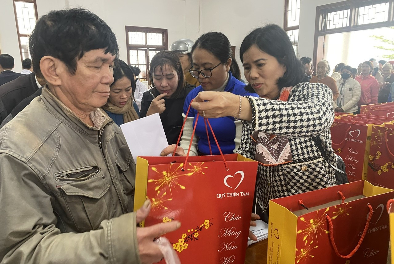 Những phần quà Tết đến với người dân khó khăn.