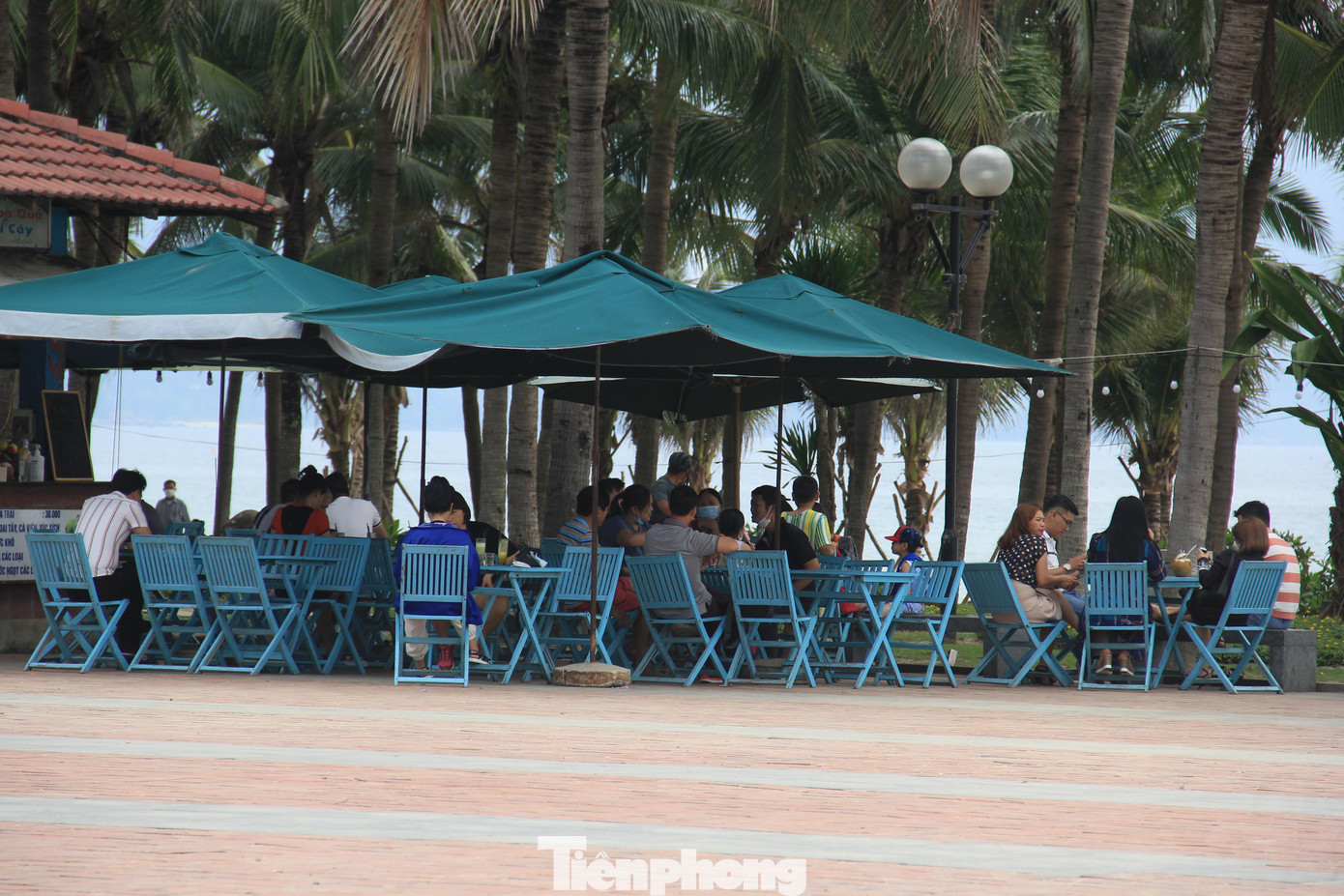 Hàng quán ven biển đông khách. Sắp tới đây, thành phố sẽ tổ chức thí điểm các hoạt động vui chơi, giải trí về đêm tại bãi biển Mỹ An. Hàng quán ven biển đông khách. Sắp tới đây, thành phố sẽ tổ chức thí điểm các hoạt động vui chơi, giải trí về đêm tại bãi biển Mỹ An.
