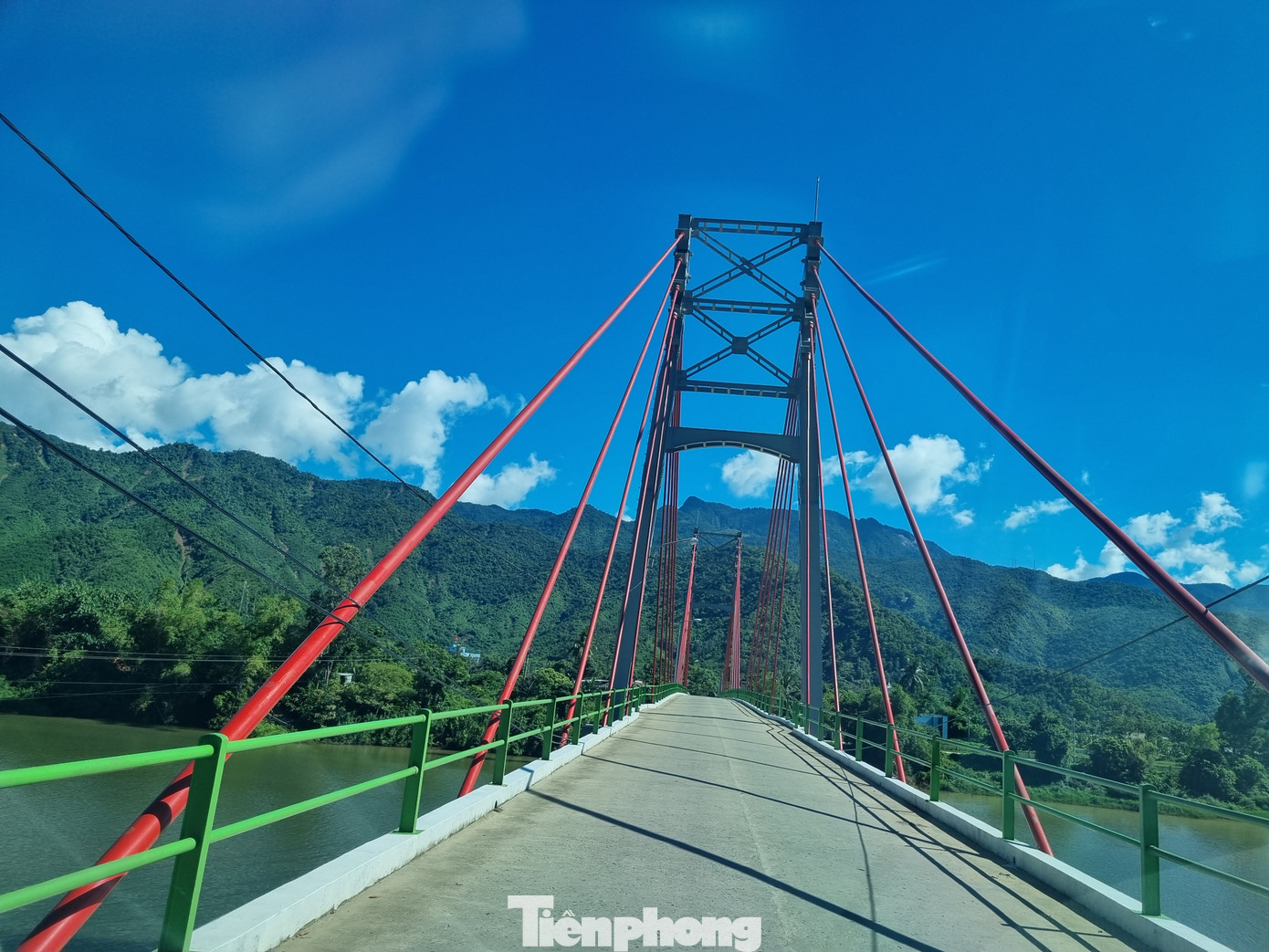 Theo ông Nam, từ nhà học sinh thôn Nam Yên tới trường mới tại thôn Phò Nam xa nhất khoảng 2,5km. Đi xe máy, xe đạp đều rất thuận lợi. Riêng việc phụ huynh lo lắng mưa lũ, lực lượng chức năng sẽ dự báo và có thể chủ động cho học sinh nghỉ nếu thời tiết cực đoan để đảm bảo an toàn cho các em. Trong ảnh: Cây cầu nối thôn Phò Nam với Nam Yên. Phụ huynh lo lắng mùa mưa đi qua cầu sẽ nguy hiểm.