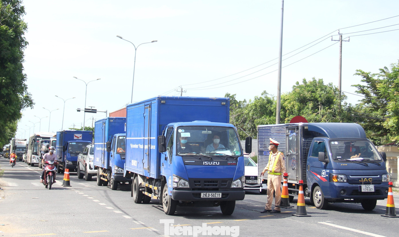 Lực lượng chức năng dừng xe ở khu vực cách xa nơi khai báo y tế, cho từng xe một vào để tránh tình trạng hỗn loạn. Ảnh: Thanh Trần. Lực lượng chức năng dừng xe ở khu vực cách xa nơi khai báo y tế, cho từng xe một vào để tránh tình trạng hỗn loạn. Ảnh: Thanh Trần.