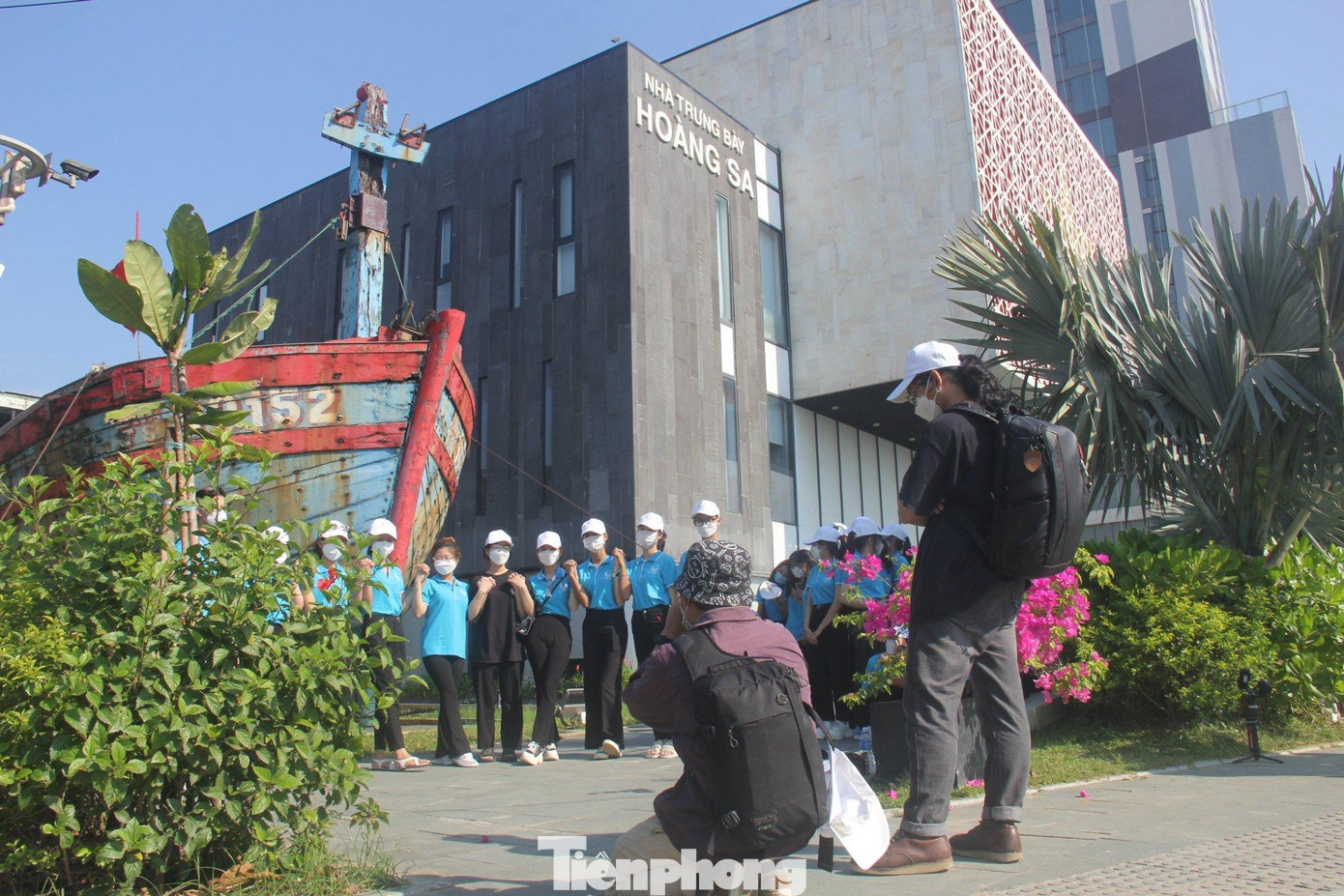 Một đoàn du khách tới chụp ảnh tại Nhà trưng bày Hoàng Sa.