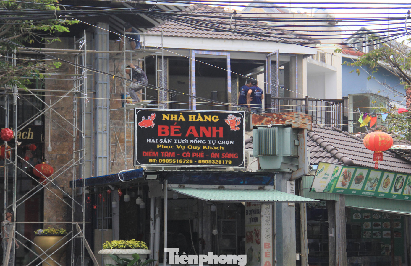 Theo ghi nhận, các nhà hàng trên các tuyến đường gần biển như Trần Bạch Đằng, Võ Nguyên Giáp, Hồ Nghinh… công nhân tất bật sửa sang, làm đẹp.