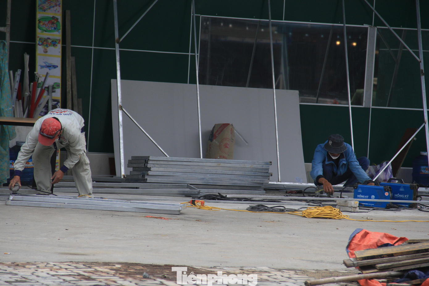 Chạy quanh các tuyến đường ven biển, rất dễ thấy các nhà hàng, cơ sở mua sắm rộn ràng sửa chữa, tút tát lại để đón khách.