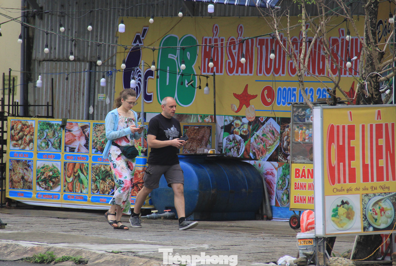 Phần lớn du khách tới Đà Nẵng đều lựa chọn lưu trú ven biển, ăn hải sản. Vì vậy dọc các tuyến đường quanh khu vực này nhà hàng hải sản rất đông. Gượng dậy sau dịch, hiện hầu hết các nhà hàng đã hoạt động.