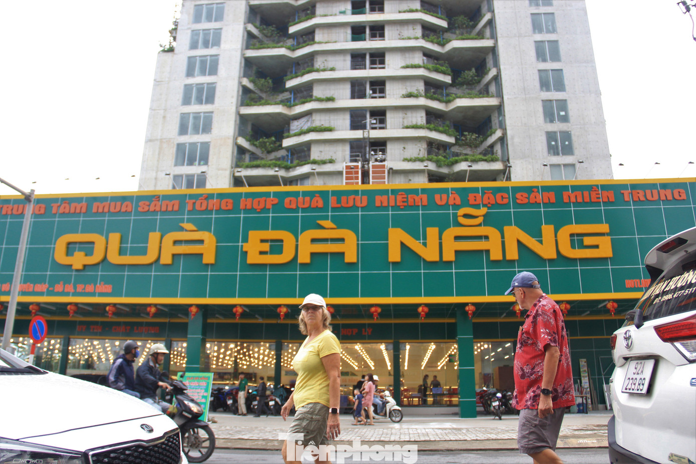 Một trung tâm bán hàng lưu niệm, đặc sản ven biển Đà Nẵng hoạt động, sẵn sàng phục vụ du khách.