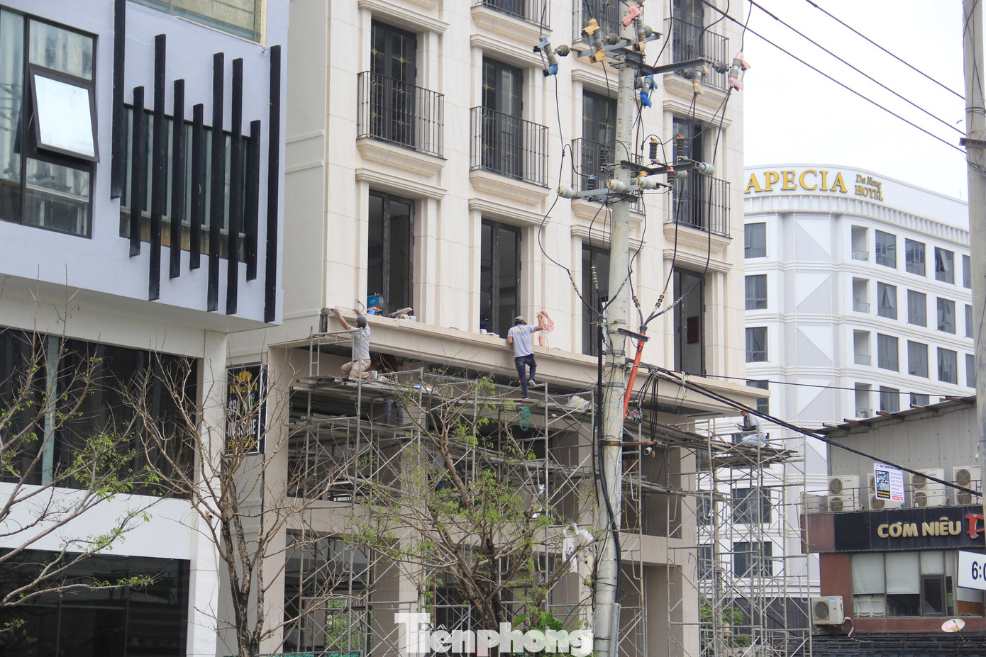 Các khách sạn tất bật thi công để đón khách khi có nhiều tín hiệu khả quan từ thị trường.