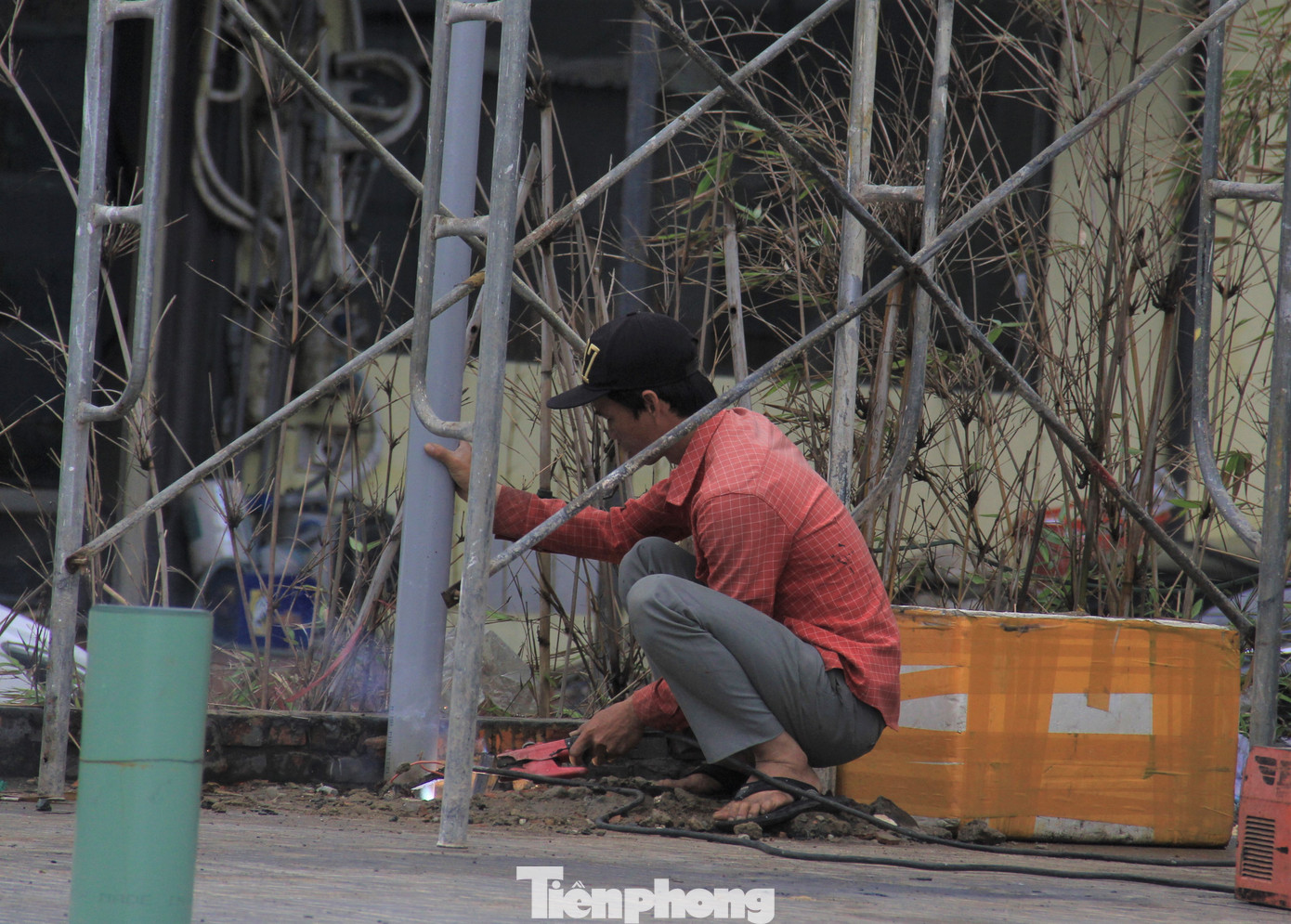 Thợ cơ khí sửa lại phần mặt tiền một nhà hàng hải sản ven biển.