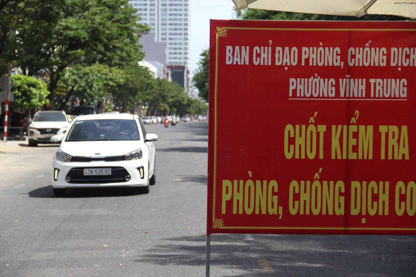 Tại chốt kiểm soát trên đường Lê Đình Lý (quận Thanh Khê), rất nhiều trường hợp phải dừng lại trình bày vì cơ quan chưa kịp cấp giấy đi đường. Tại chốt kiểm soát trên đường Lê Đình Lý (quận Thanh Khê), rất nhiều trường hợp phải dừng lại trình bày vì cơ quan chưa kịp cấp giấy đi đường.