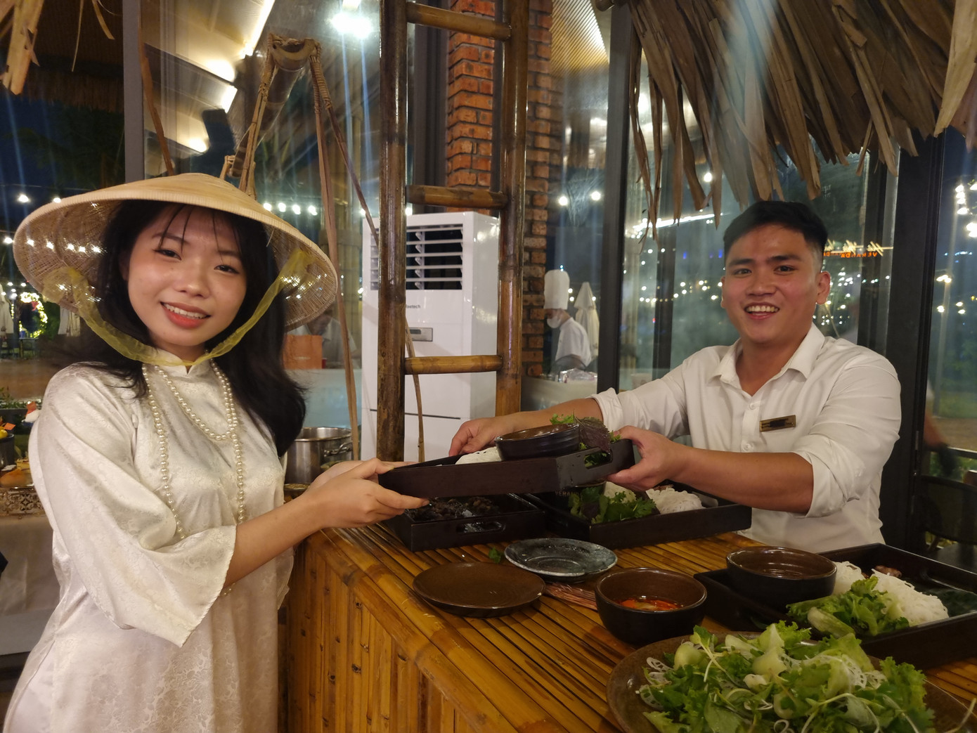 Du khách thưởng thức món ăn tại các cơ sở có trong hộ chiếu sẽ nhận nhiều ưu đãi.