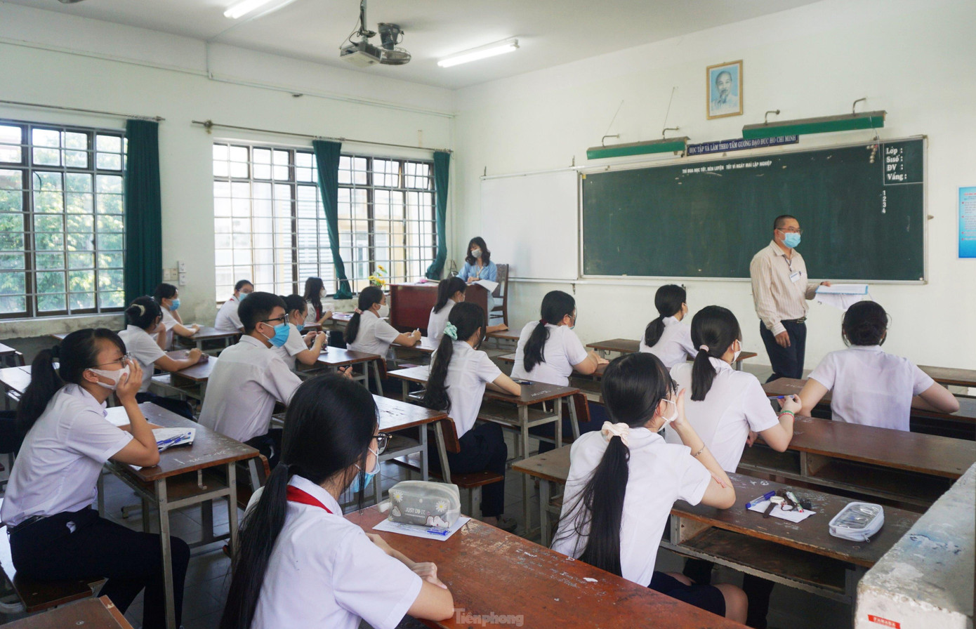 Hình ảnh thí sinh thi vào lớp 10 tại Đà Nẵng sáng nay. Mỗi phòng thi được bố trí 24 thí sinh, mỗi em ngồi một bàn. Ảnh Thanh Trần.