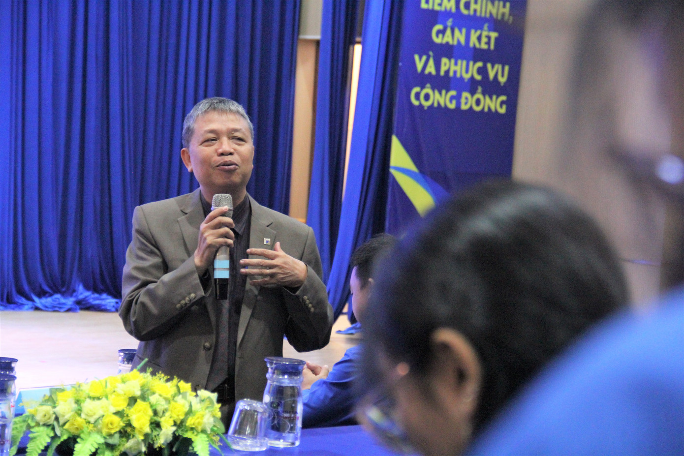 GS.TS Hoàng Phương Hoa nhìn nhận những sinh viên tích cực tham gia phong trào, công tác đoàn sẽ có kỹ năng sống tốt, về sau phát triển bản thân tốt hơn. Ảnh: Thanh Trần GS.TS Hoàng Phương Hoa nhìn nhận những sinh viên tích cực tham gia phong trào, công tác đoàn sẽ có kỹ năng sống tốt, về sau phát triển bản thân tốt hơn. Ảnh: Thanh Trần