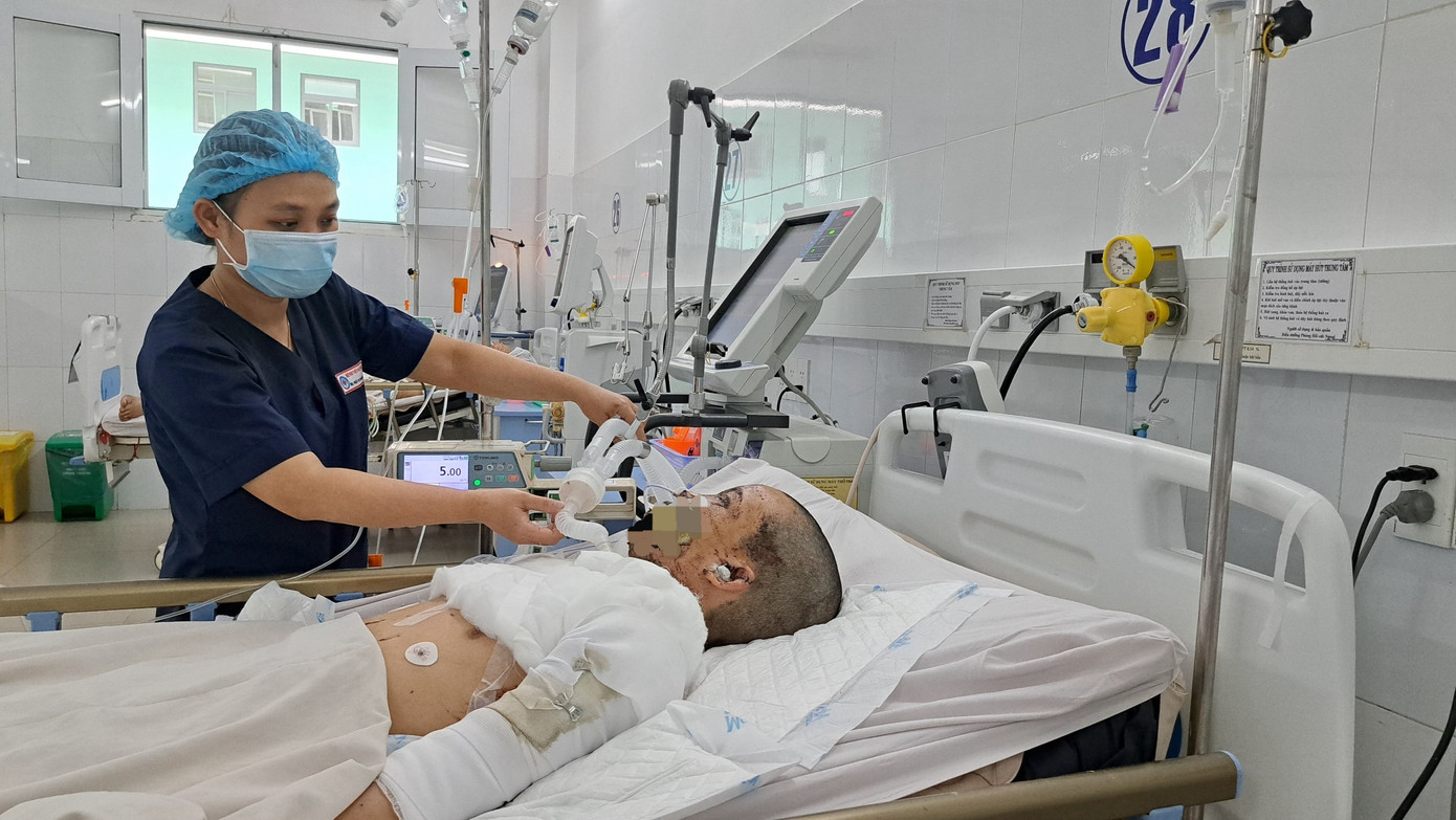 Một bệnh nhân bị thương nặng do chơi pháo tự chế đang điều trị tại bệnh viện Đà Nẵng.